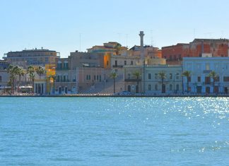 Soldi per chiudere un occhio sui controlli ai mezzi in arrivo in Dogana, perquisite le case di sottoufficiali