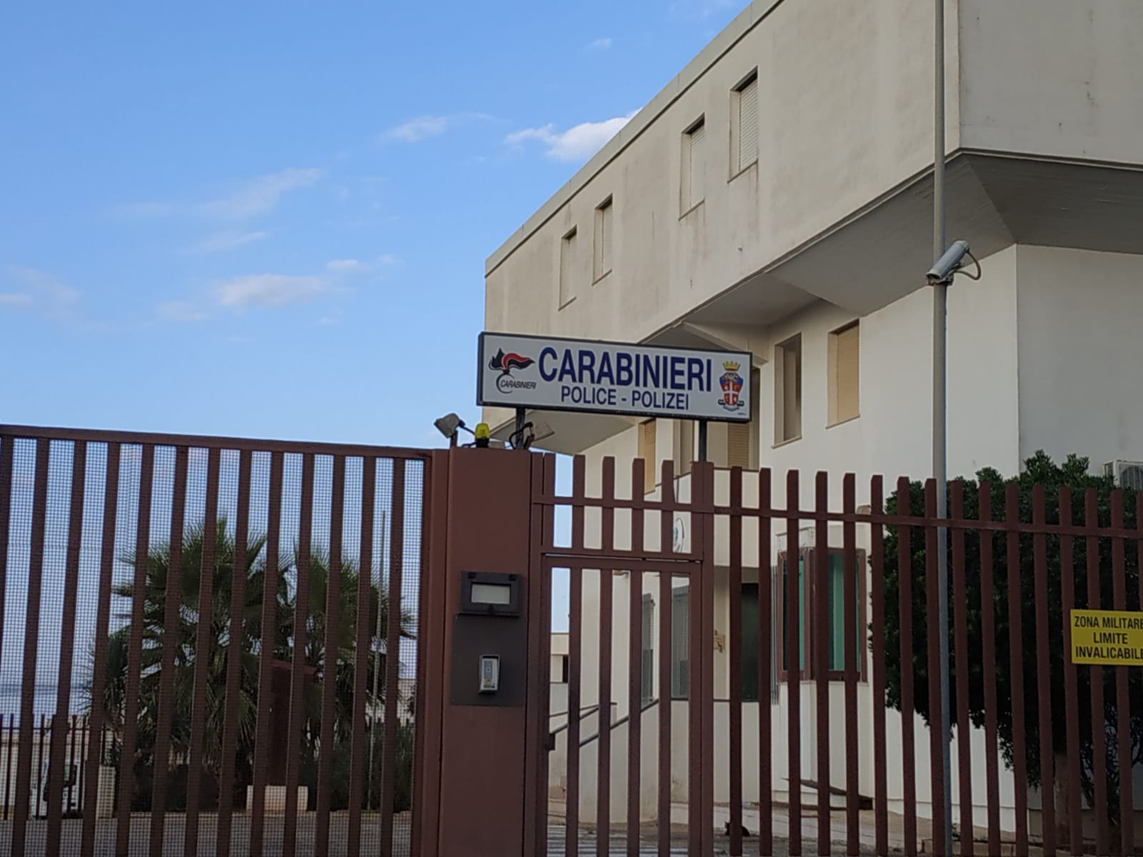Ingresso della Stazione dei Carabinieri di Salve nella foto di repertorio della fonte