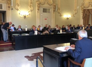 Consiglio comunale, passano le misure di salvataggio tra i dubbi del centrodestra. Fragola vota contro la maggioranza