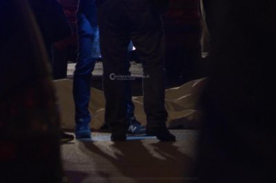 Spara ai vicini dopo la lite per il parcheggio: uccisi padre, figlio e zia, ferita un'altra donna - Corriere Salentino