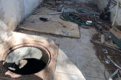 Reportage nella discarica dimenticata su cui domina il fotovoltaico finanziato con fondi europei e abbandonato: una ferita al paesaggio - Corriere Salentino