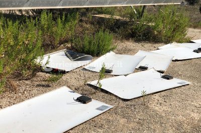 Reportage nella discarica dimenticata su cui domina il fotovoltaico finanziato con fondi europei e abbandonato: una ferita al paesaggio - Corriere Salentino