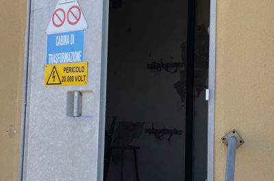 Reportage nella discarica dimenticata su cui domina il fotovoltaico finanziato con fondi europei e abbandonato: una ferita al paesaggio - Corriere Salentino