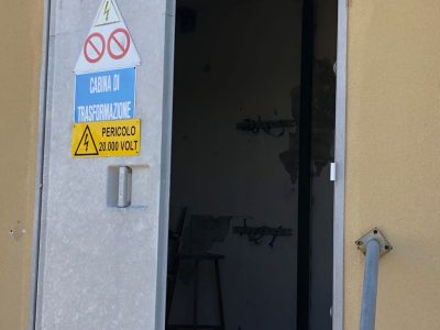 Reportage nella discarica dimenticata su cui domina il fotovoltaico finanziato con fondi europei e abbandonato: una ferita al paesaggio - Corriere Salentino