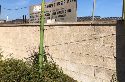 Reportage nella discarica dimenticata su cui domina il fotovoltaico finanziato con fondi europei e abbandonato: una ferita al paesaggio - Corriere Salentino