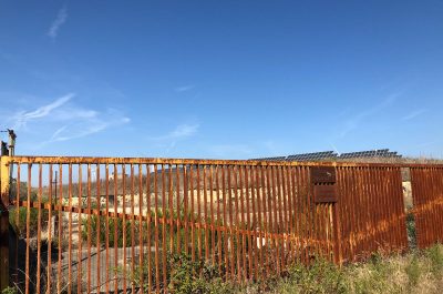 Reportage nella discarica dimenticata su cui domina il fotovoltaico finanziato con fondi europei e abbandonato: una ferita al paesaggio - Corriere Salentino