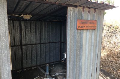 Reportage nella discarica dimenticata su cui domina il fotovoltaico finanziato con fondi europei e abbandonato: una ferita al paesaggio - Corriere Salentino