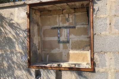 Reportage nella discarica dimenticata su cui domina il fotovoltaico finanziato con fondi europei e abbandonato: una ferita al paesaggio - Corriere Salentino