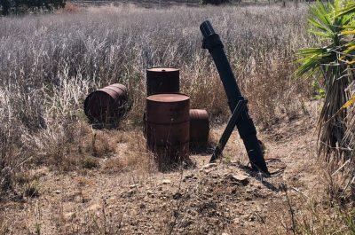 Reportage nella discarica dimenticata su cui domina il fotovoltaico finanziato con fondi europei e abbandonato: una ferita al paesaggio - Corriere Salentino