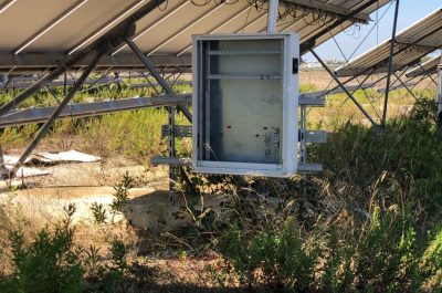 Reportage nella discarica dimenticata su cui domina il fotovoltaico finanziato con fondi europei e abbandonato: una ferita al paesaggio - Corriere Salentino