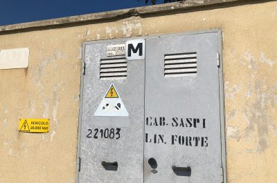 Reportage nella discarica dimenticata su cui domina il fotovoltaico finanziato con fondi europei e abbandonato: una ferita al paesaggio - Corriere Salentino