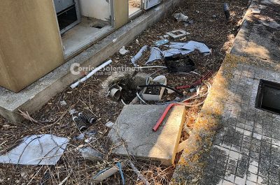 Reportage nella discarica dimenticata su cui domina il fotovoltaico finanziato con fondi europei e abbandonato: una ferita al paesaggio - Corriere Salentino