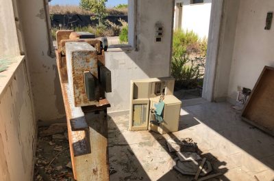 Reportage nella discarica dimenticata su cui domina il fotovoltaico finanziato con fondi europei e abbandonato: una ferita al paesaggio - Corriere Salentino