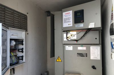 Reportage nella discarica dimenticata su cui domina il fotovoltaico finanziato con fondi europei e abbandonato: una ferita al paesaggio - Corriere Salentino