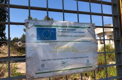 Reportage nella discarica dimenticata su cui domina il fotovoltaico finanziato con fondi europei e abbandonato: una ferita al paesaggio - Corriere Salentino