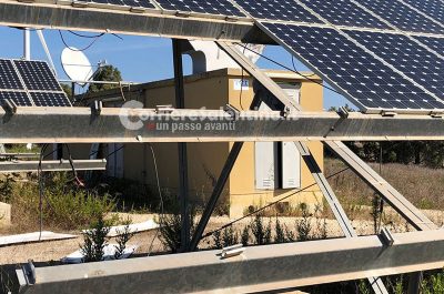 Reportage nella discarica dimenticata su cui domina il fotovoltaico finanziato con fondi europei e abbandonato: una ferita al paesaggio - Corriere Salentino