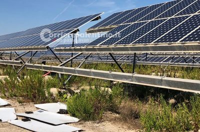 Reportage nella discarica dimenticata su cui domina il fotovoltaico finanziato con fondi europei e abbandonato: una ferita al paesaggio - Corriere Salentino