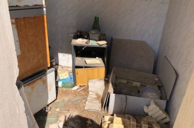 Reportage nella discarica dimenticata su cui domina il fotovoltaico finanziato con fondi europei e abbandonato: una ferita al paesaggio - Corriere Salentino