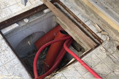 Reportage nella discarica dimenticata su cui domina il fotovoltaico finanziato con fondi europei e abbandonato: una ferita al paesaggio - Corriere Salentino