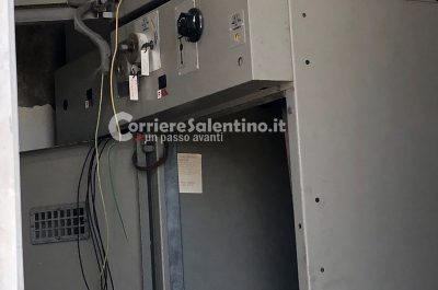 Reportage nella discarica dimenticata su cui domina il fotovoltaico finanziato con fondi europei e abbandonato: una ferita al paesaggio - Corriere Salentino