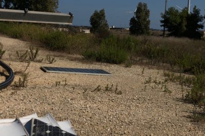 Reportage nella discarica dimenticata su cui domina il fotovoltaico finanziato con fondi europei e abbandonato: una ferita al paesaggio - Corriere Salentino