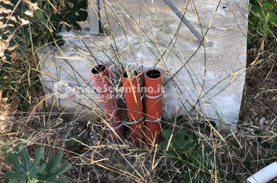 Reportage nella discarica dimenticata su cui domina il fotovoltaico finanziato con fondi europei e abbandonato: una ferita al paesaggio - Corriere Salentino