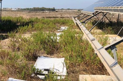 Reportage nella discarica dimenticata su cui domina il fotovoltaico finanziato con fondi europei e abbandonato: una ferita al paesaggio - Corriere Salentino