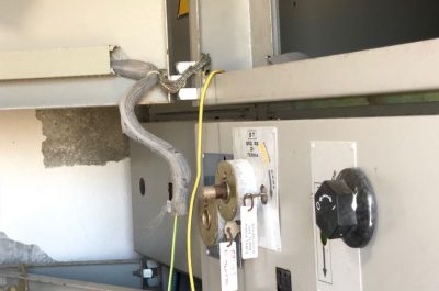 Reportage nella discarica dimenticata su cui domina il fotovoltaico finanziato con fondi europei e abbandonato: una ferita al paesaggio - Corriere Salentino