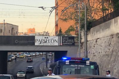 Paura in strada nei pressi del sottopasso: cavo del filobus si stacca e colpisce un passante - Corriere Salentino