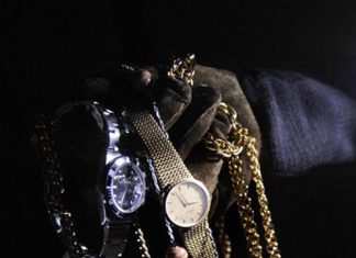 Maxi furto in casa di un gioielliere: via con argenteria e preziosi anelli con diamanti e smeraldi