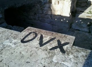 Scritta “dux” su balaustra Anfiteatro, da martedì la rimozione