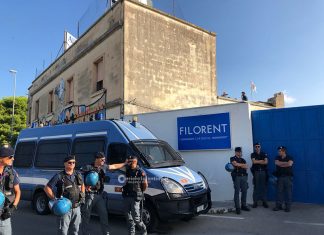 Blitz all’alba, sgomberato il centro sociale “Canaglia Occupata”: è il terzo in tre anni