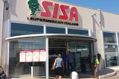 Il supermercato è chiuso, i banditi tentano di sfondare la vetrata a fucilate e calci: costretti alla fuga - Corriere Salentino