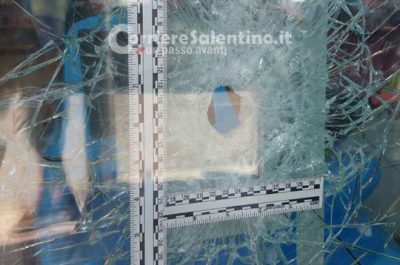 Il supermercato è chiuso, i banditi tentano di sfondare la vetrata a fucilate e calci: costretti alla fuga - Corriere Salentino