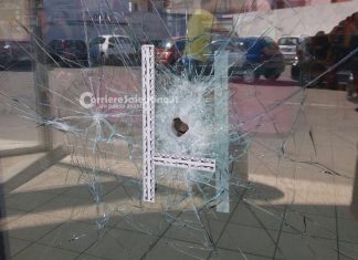 Il supermercato è chiuso, i banditi tentano di sfondare la vetrata a fucilate e calci: costretti alla fuga