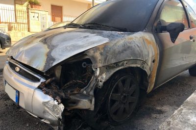 Auto in fiamme alla periferia di Lecce, misterioso rogo danneggia la Ford Ka di un 45enne - Corriere Salentino