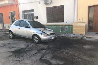Auto in fiamme alla periferia di Lecce, misterioso rogo danneggia la Ford Ka di un 45enne - Corriere Salentino