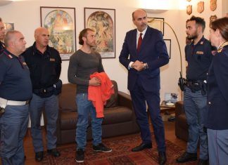 Aggressione ai poliziotti durante i controlli in stazione: il Questore di Lecce ringrazia personalmente il cittadino rumeno