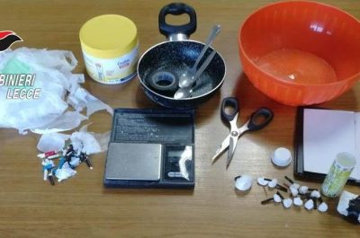 Spaccio di coca nella sala slot, arrestato. Controlli anche nelle scuole: nei bagni spuntano "fumo" ed "erba" - Corriere Salentino