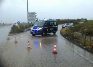 Asfalto viscido e pioggia abbondante, perde il controllo sulla rampa della tangenziale: chiusa l’uscita 8A