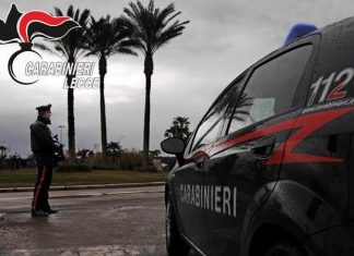 Taglierino in pugno, irrompe in tabaccheria: bloccato dai carabinieri nel locale con l’arma in mano