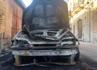 Misterioso attentato incendiario contro un giovane già noto: alle fiamme la sua Alfa 147