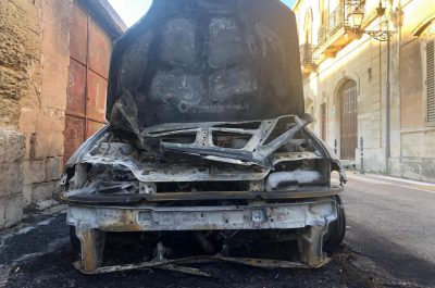 Paura nella notte per l'ennesima auto in fiamme, i carabinieri non escludono alcuna ipotesi - Corriere Salentino
