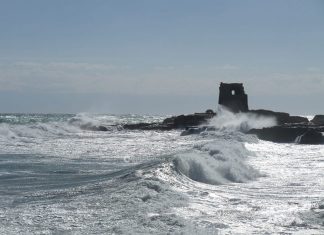 Allerta meteo, venti di burrasca sulla Puglia Meridionale