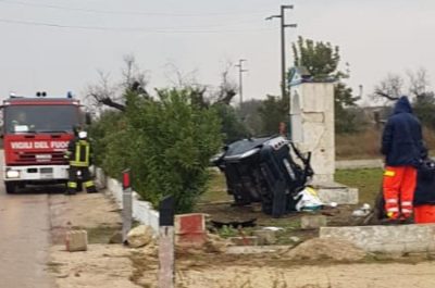 Esce fuori strada all'altezza di una curva, muore sul colpo uno chef di 42 anni - Corriere Salentino