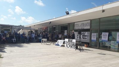 A Otranto la protesta contro la burocrazia kafkiana: “Assurdo smontare i pontili” - Corriere Salentino