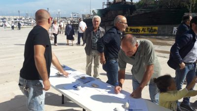 A Otranto la protesta contro la burocrazia kafkiana: “Assurdo smontare i pontili” - Corriere Salentino