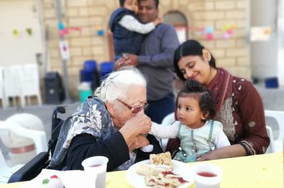 A Racale “Il pranzo a colori in piazza, perché noi il pane lo condividiamo”: in 400 intorno al tavolo - Corriere Salentino
