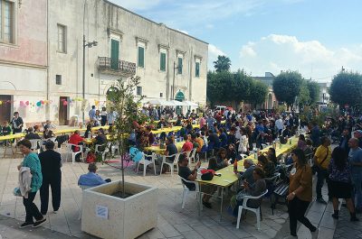 A Racale “Il pranzo a colori in piazza, perché noi il pane lo condividiamo”: in 400 intorno al tavolo - Corriere Salentino