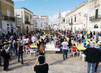 A Racale “Il pranzo a colori in piazza, perché noi il pane lo condividiamo”: in 400 intorno al tavolo